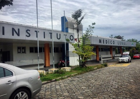 Corpo de jovem esfaqueado é encontrado às margens de avenida em Manaus