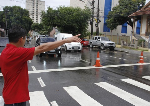 Faixa de pedestres pintada irregularmente na Djalma Batista será apagada nesta terça  