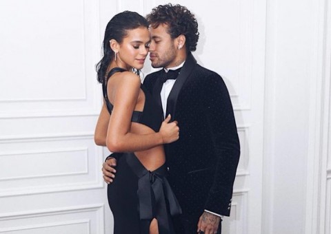 Bruna Marquezine e Neymar aparecem no maior chamego dentro de carro de luxo