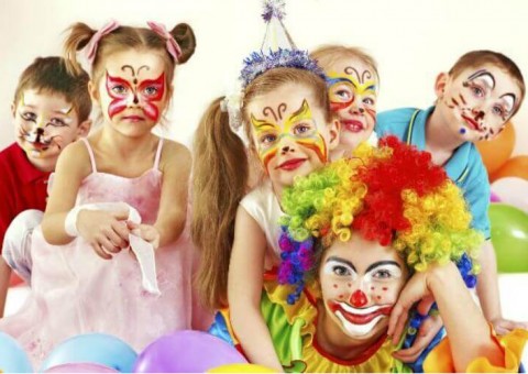 Concurso infantil de fantasias e bailinho de carnaval agitam shopping em Manaus