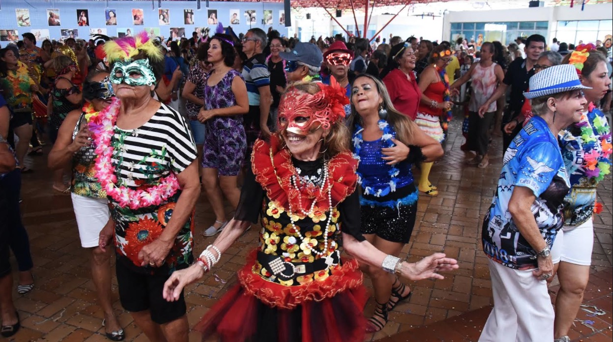  Desfile de Carnaval do projeto Vidativa movimenta Arena Amadeu Teixeira