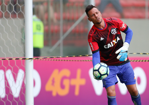 Diego Alves participa de treino com bola e fica mais próximo de retorno ao Fla