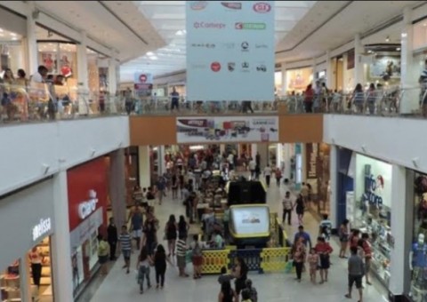 Saiba como vai funcionar comércio no feriado de Carnaval em Manaus