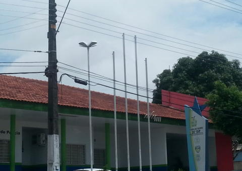 Adolescente é apreendido e jovens são presos com drogas em beco de Manaus