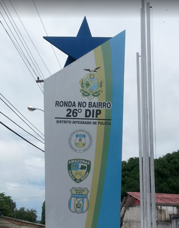 Adolescente é apreendido e jovens são presos com drogas em beco de Manaus