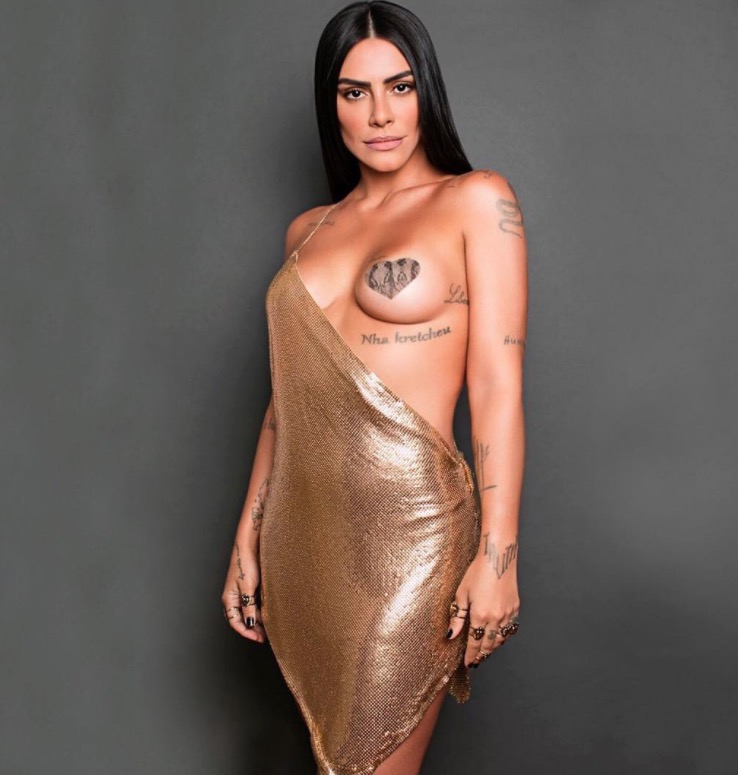 Cleo Pires aparece com seio à mostra em foto sexy