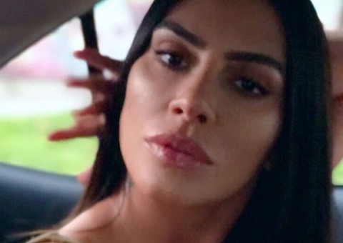 Cleo Pires aparece com seio à mostra em foto sexy