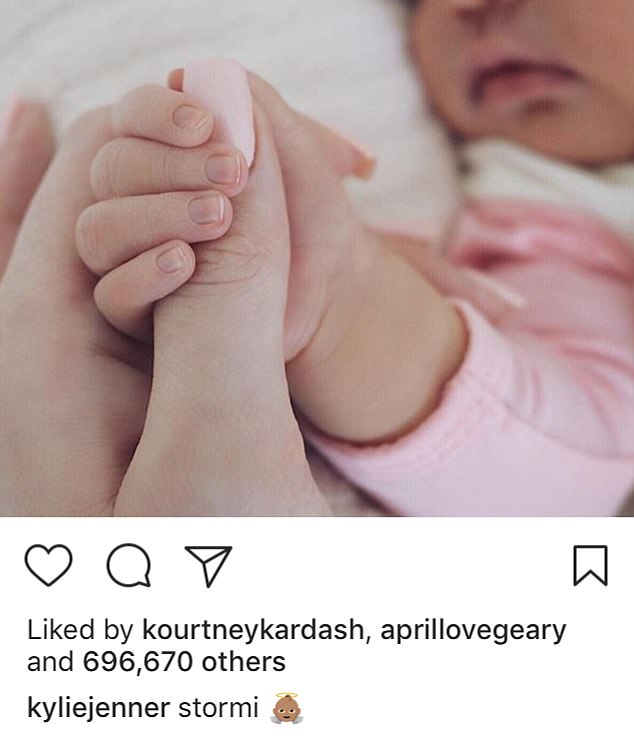    Kylie Jenner mostra primeira foto da filha e revela nome de herdeira