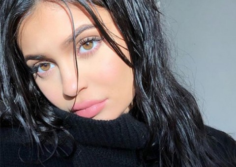    Kylie Jenner mostra primeira foto da filha e revela nome de herdeira