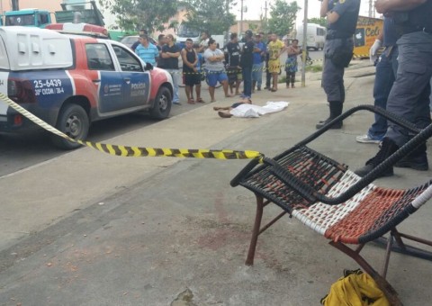 Ao raiar do dia, homem é encontrado morto em calçada de Manaus