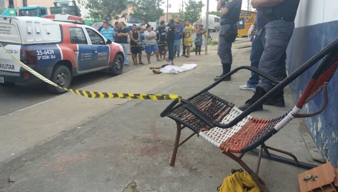 Ao raiar do dia, homem é encontrado morto em calçada de Manaus