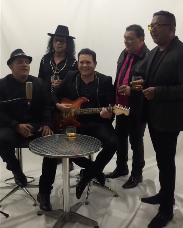 Ximbinha desiste de contratar cantora e muda nome da banda de novo