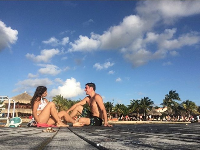 Marcelo Adnet mostra fotos de viagem romântica com namorada 