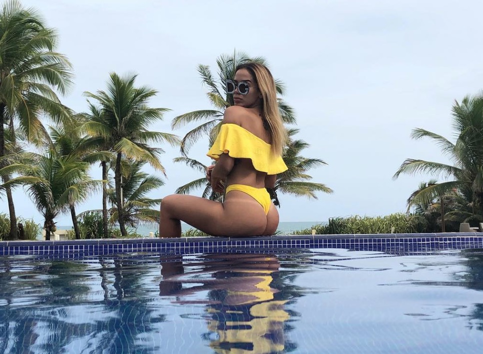 Anitta ostenta bumbum de fio dental à beira da piscina