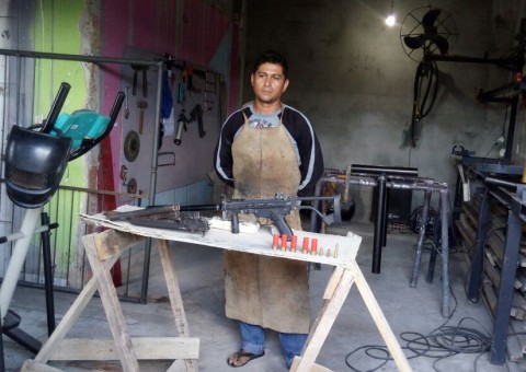 Homem é preso suspeito de comandar oficina de fabricação de armas para traficantes em Manaus
