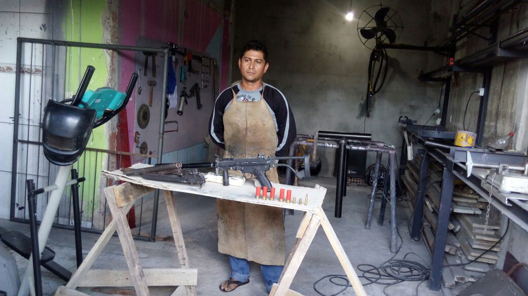 Homem é preso suspeito de comandar oficina de fabricação de armas para traficantes em Manaus