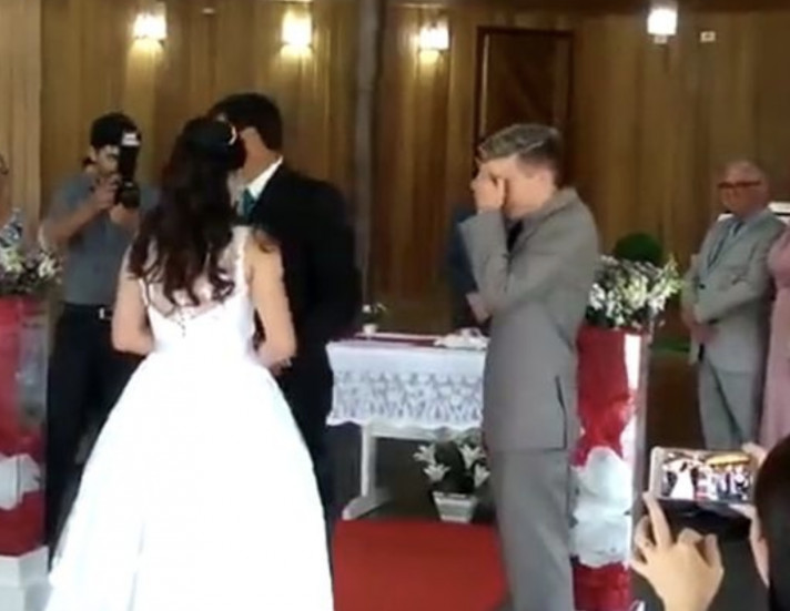 Cerimônia de casamento é interrompida por gemidos de sexo