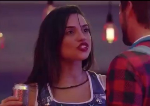 BBB18: Breno e Paula trocam carinhos e brother tenta beijar sister após saída de Jaqueline