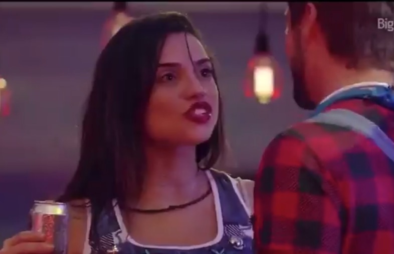 BBB18: Breno e Paula trocam carinhos e brother tenta beijar sister após saída de Jaqueline