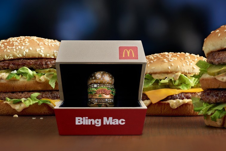 McDonald’s dá anel de ouro em formato de Big Mac em promoção de Dia dos Namorados