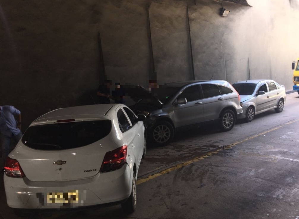 Acidente em passagem subterrânea causa congestionamento em Manaus