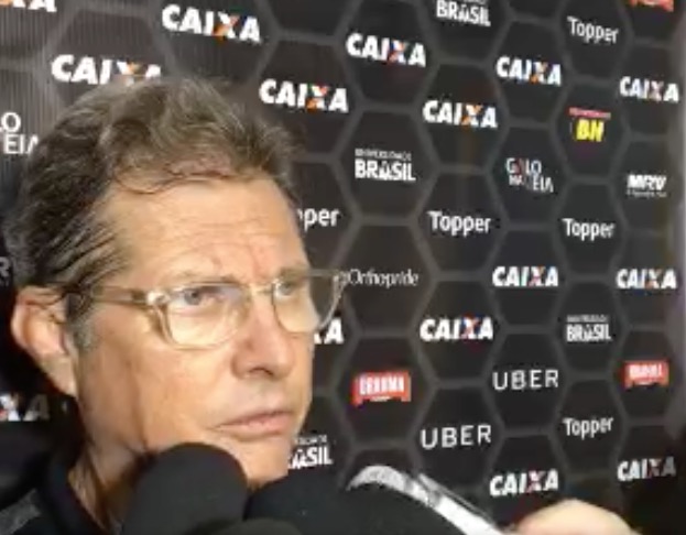  Técnico do Atlético-MG, Oswaldo de Oliveira parte pra cima de repórter e dispara palavrões