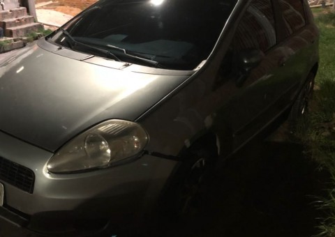 Homem tenta fugir de polícia e bate carro em muro de casa em Manaus