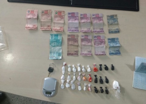 Irmãos são presos em flagrante com drogas e moto roubada em Manaus