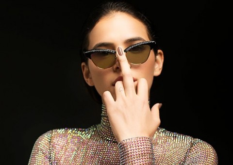  Sem sutiã, Bruna Marquezine posa fatal a bordo de macacão transparente