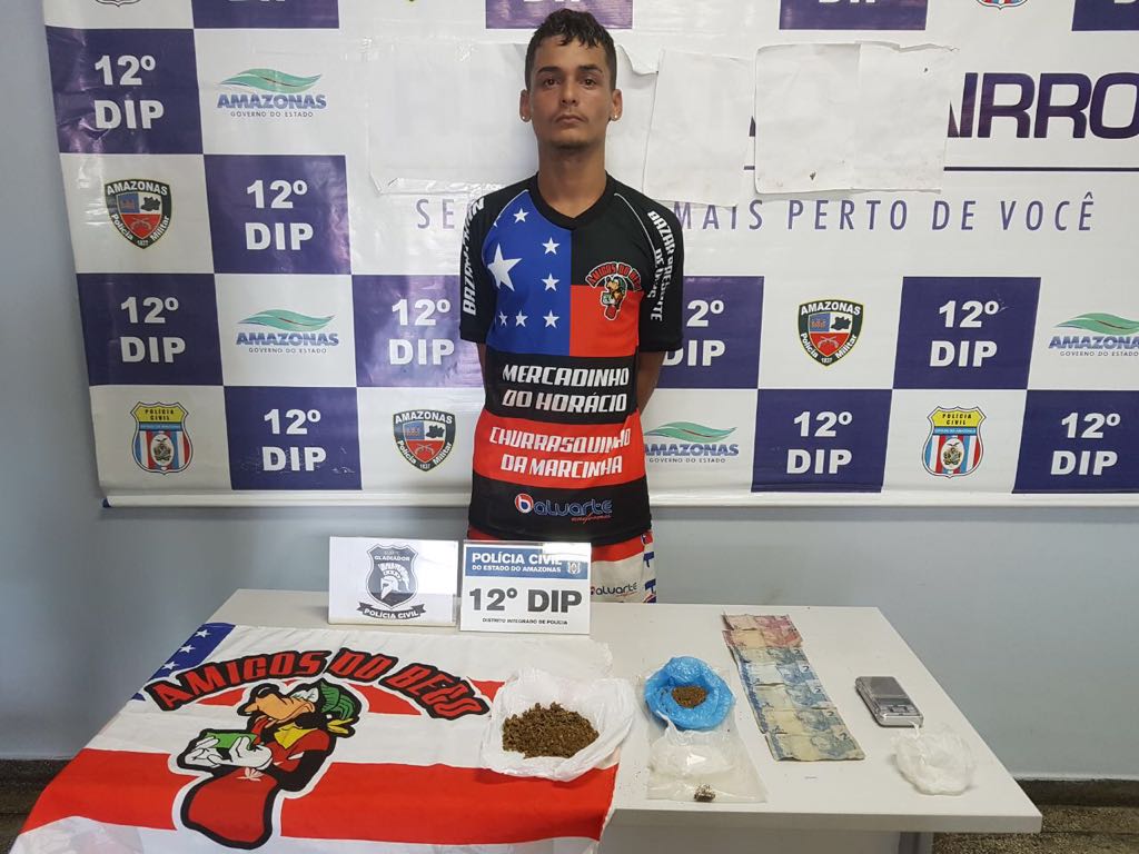 Jovem é preso com porções de drogas após denúncias em Manaus