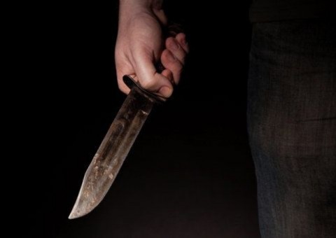 Mulher é degolada em banheiro por ex e atual namorado é esfaqueado