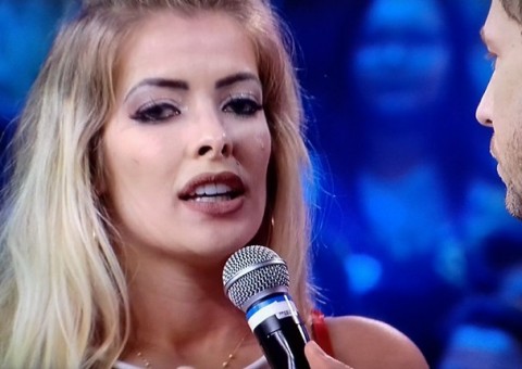  Irmão de ex-BBB Jaqueline dispara: 'Tiago Leifert a humilhou em rede nacional'