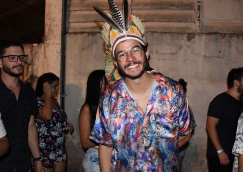 Sem Fátima Bernardes, Túlio Gadêlha curte carnaval vestido de índio