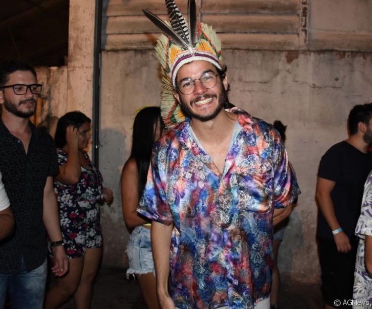 Sem Fátima Bernardes, Túlio Gadêlha curte carnaval vestido de índio