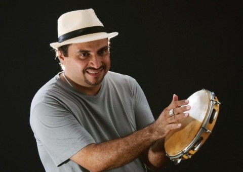 Junior Rodrigues agita sexta-feira com marchinhas e muito samba