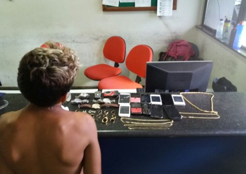 Adolescente é apreendido com mochila recheada de drogas e objetos furtados em Manaus