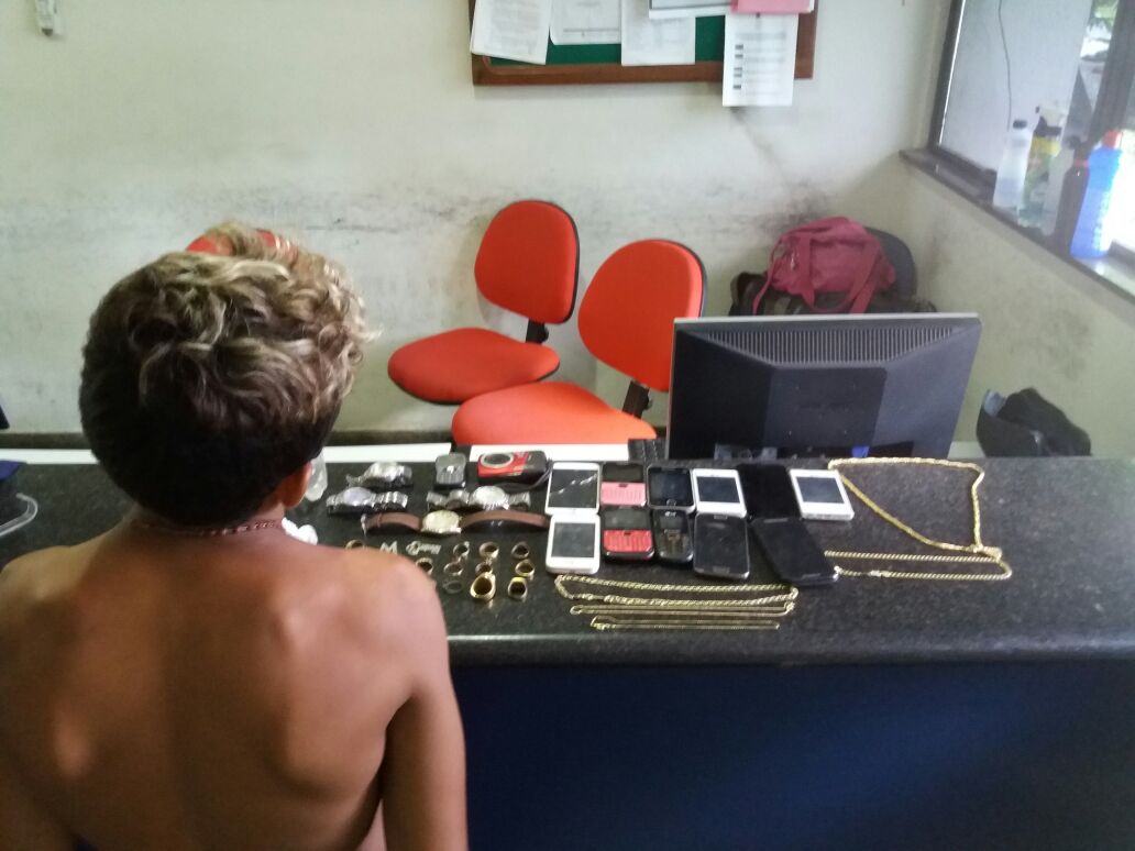 Adolescente é apreendido com mochila recheada de drogas e objetos furtados em Manaus