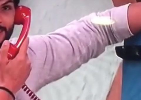 BBB18: Big Fone toca, brother atende e indica alvo diretamente ao Paredão