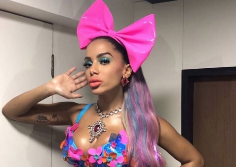 Em clima de Carnaval, Anitta coloca seios de fora com adesivo nos mamilos