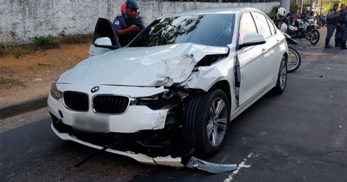 Motorista de caro de luxo que atropelou PM vai se apresentar à delegacia em Manaus