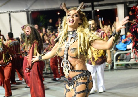 Sheila Melo causa com fantasia e quase mostra demais 