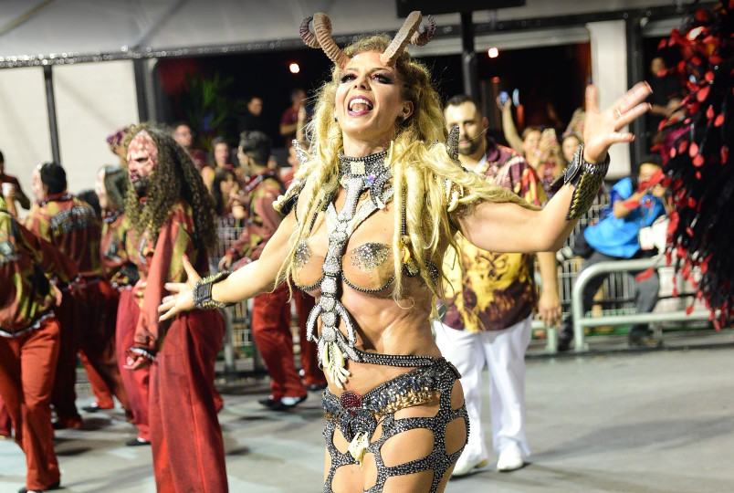 Sheila Melo causa com fantasia e quase mostra demais 