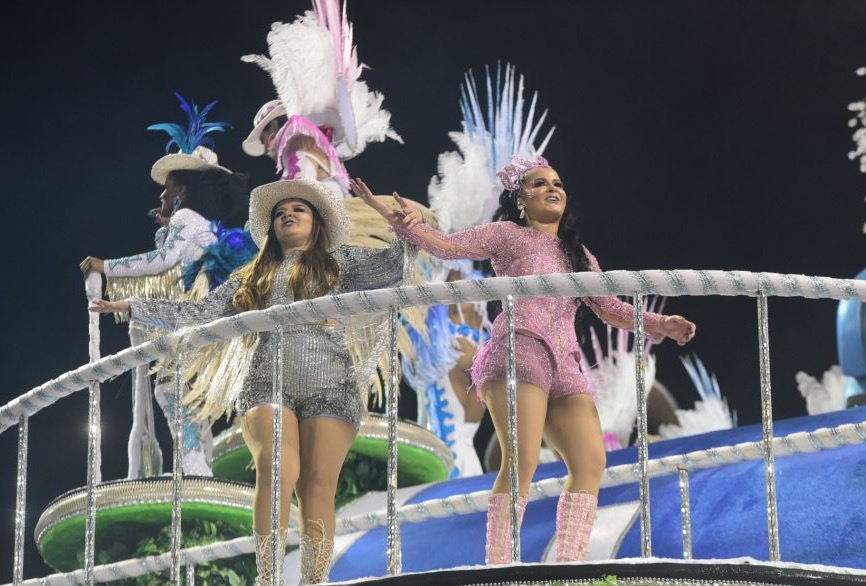 Rosas de Ouro se destaca no primeiro dia de desfile das escolas de São Paulo