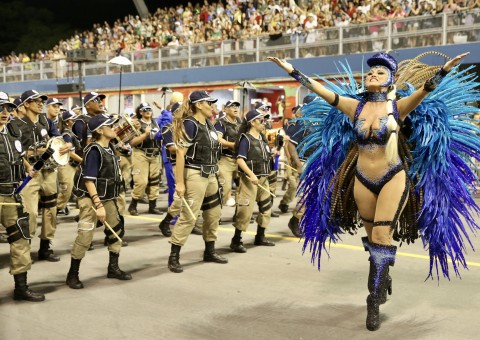 Rosas de Ouro se destaca no primeiro dia de desfile das escolas de São Paulo