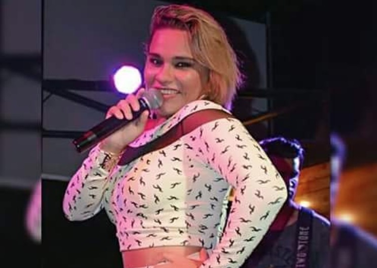 Melany Marinho encanta público com show acústico neste sábado