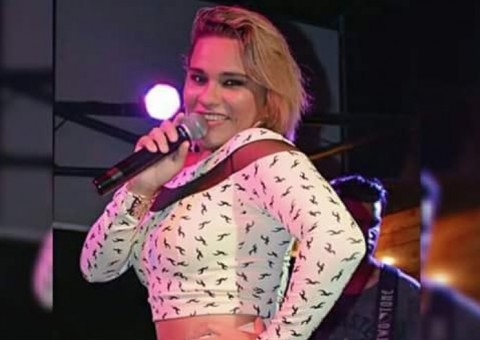 Melany Marinho encanta público com show acústico neste sábado