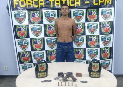 Homem tenta fugir mas acaba preso com arma de fogo e seis munições  