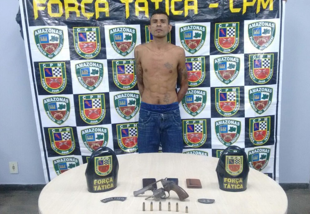  Homem tenta fugir mas acaba preso com arma de fogo e seis munições  