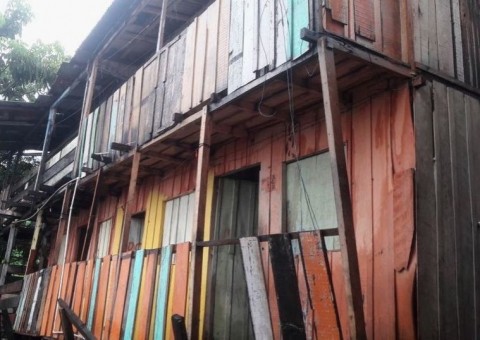 Mulher acorda com barulho de martelada e casa desaba minutos depois em Manaus