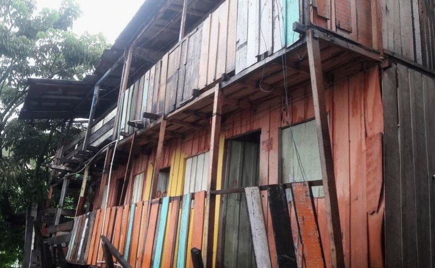 Mulher acorda com barulho de martelada e casa desaba minutos depois em Manaus